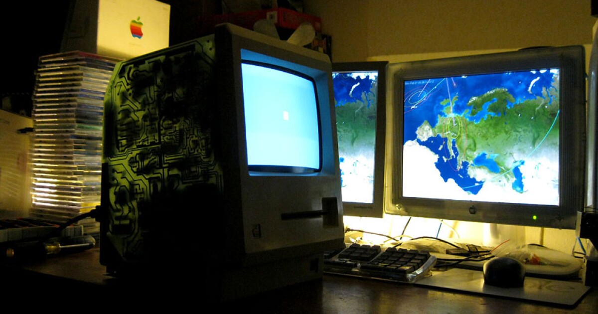 APPLE: 1984 MACINTOSH COMPUTER